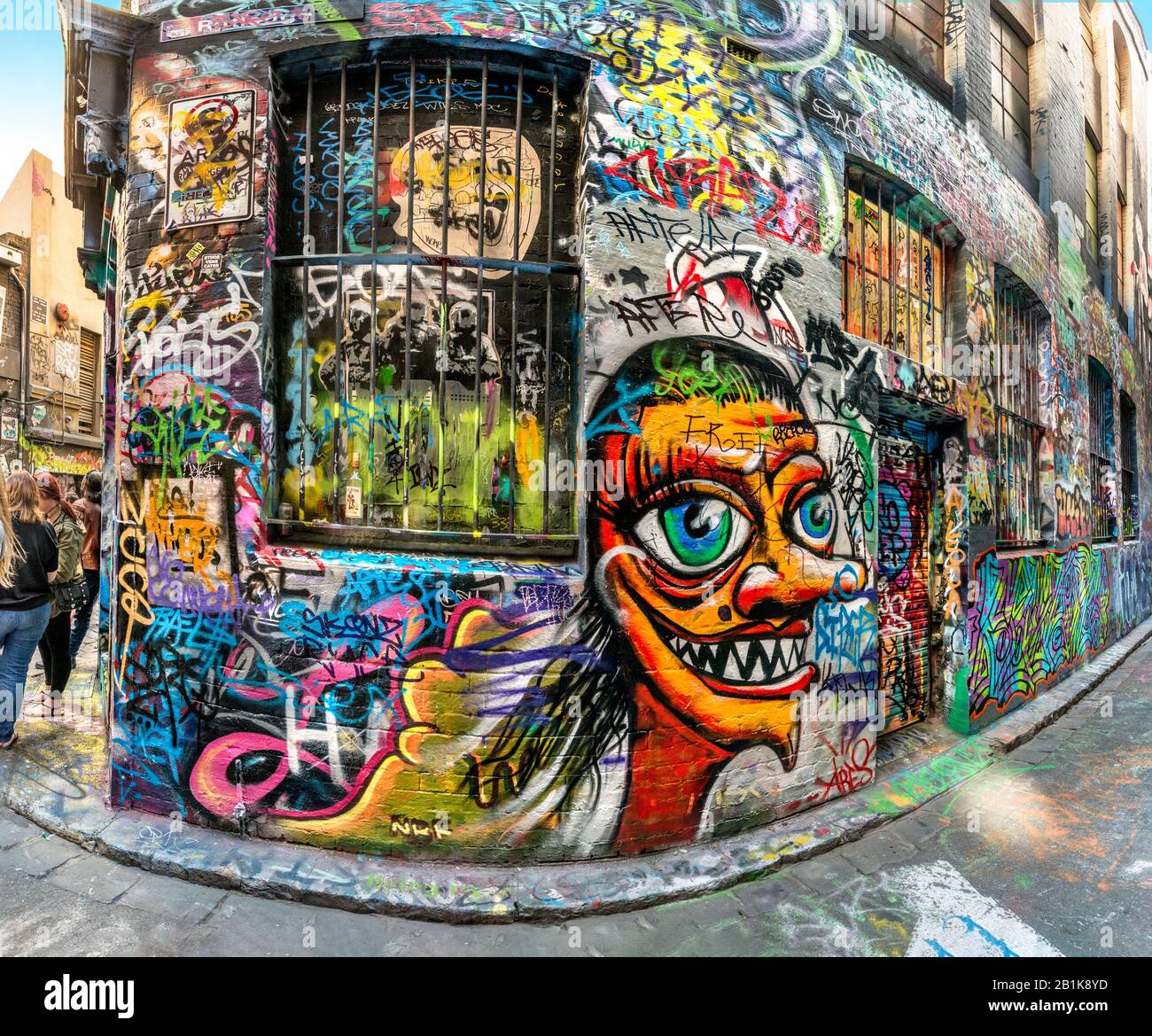 Divertenti graffiti viso dipinti su pareti di mattoni lungo un vicolo pieno di graffiti colorati, Hosier Street, Melbourne Lanes, Melbourne, Victoria, Australia Foto Stock