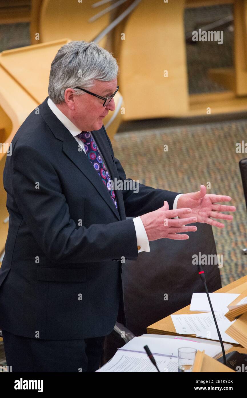 Edimburgo, Regno Unito. 26th Feb, 2020. Nella foto: Fergus Ewing MSP - Segretario del Gabinetto per l'economia rurale. Dichiarazione Ministeriale: Modernizzare E Potenziare La Pesca Costiera Scozzese. Scene dall'interno della camera di discussione del Parlamento scozzese. Credito: Colin Fisher/Alamy Live News Foto Stock