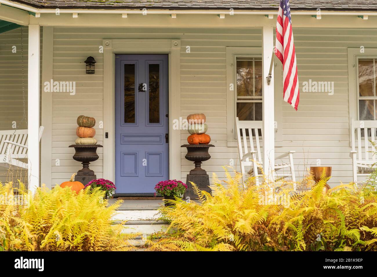 Si trova nello storico Hopkinton Village, New Hampshire. Situato di fronte al municipio, questa vecchia casa ha tutti i makings di una scena autunnale. Foto Stock