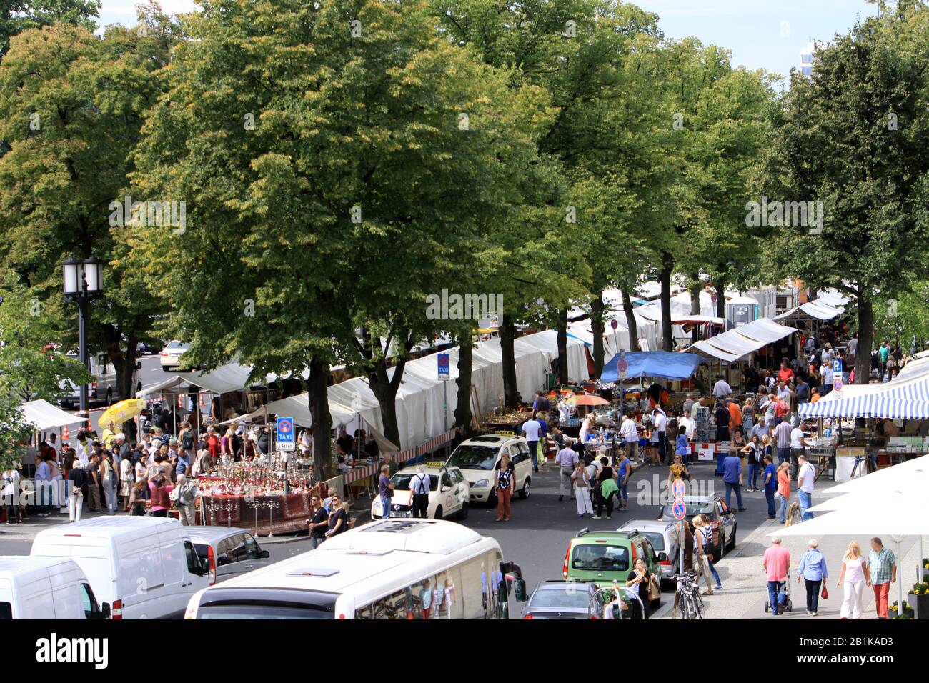 Sonntags-Flohmarkt auf der Strasse des 17. Juni im Tiergarten di Berlino, Deutschland Foto Stock