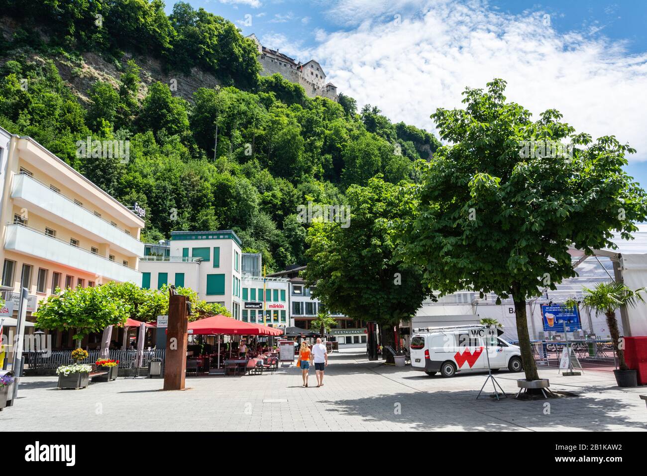 Vaduz, Liechtenstein - 28 giugno 2016. Vista sulla via Stadtle a Vaduz, verso il castello, con edifici moderni, proprietà commerciali, automobili Foto Stock