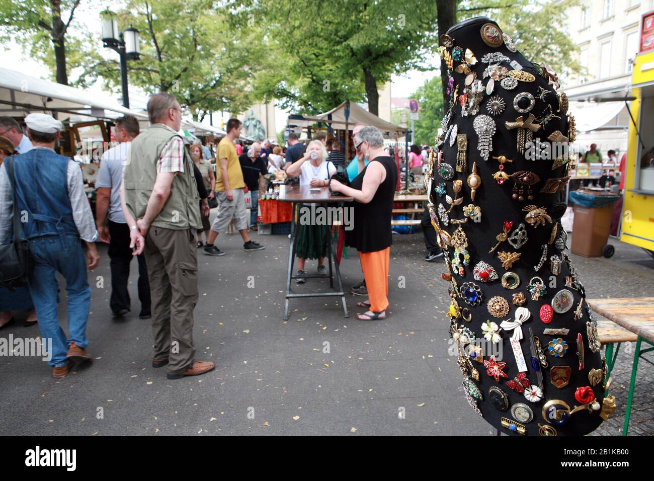 Sonntags-Flohmarkt auf der Strasse des 17. Juni , Tiergarten di Berlino, Deutschland Foto Stock