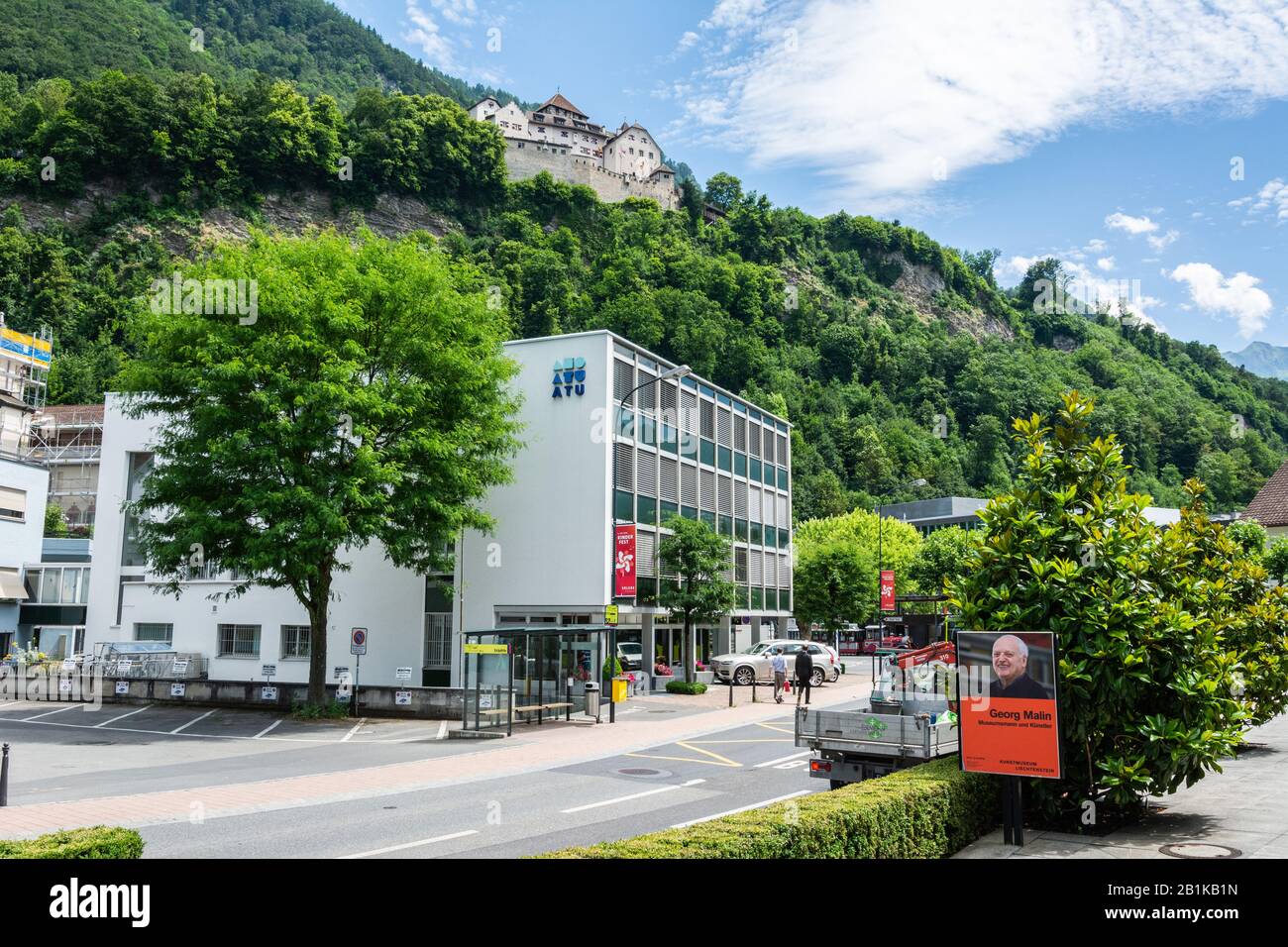 Vaduz, Liechtenstein - 28 giugno 2016. Vista sulla via Stadtle a Vaduz, verso il castello, con edifici moderni, proprietà commerciali, automobili Foto Stock