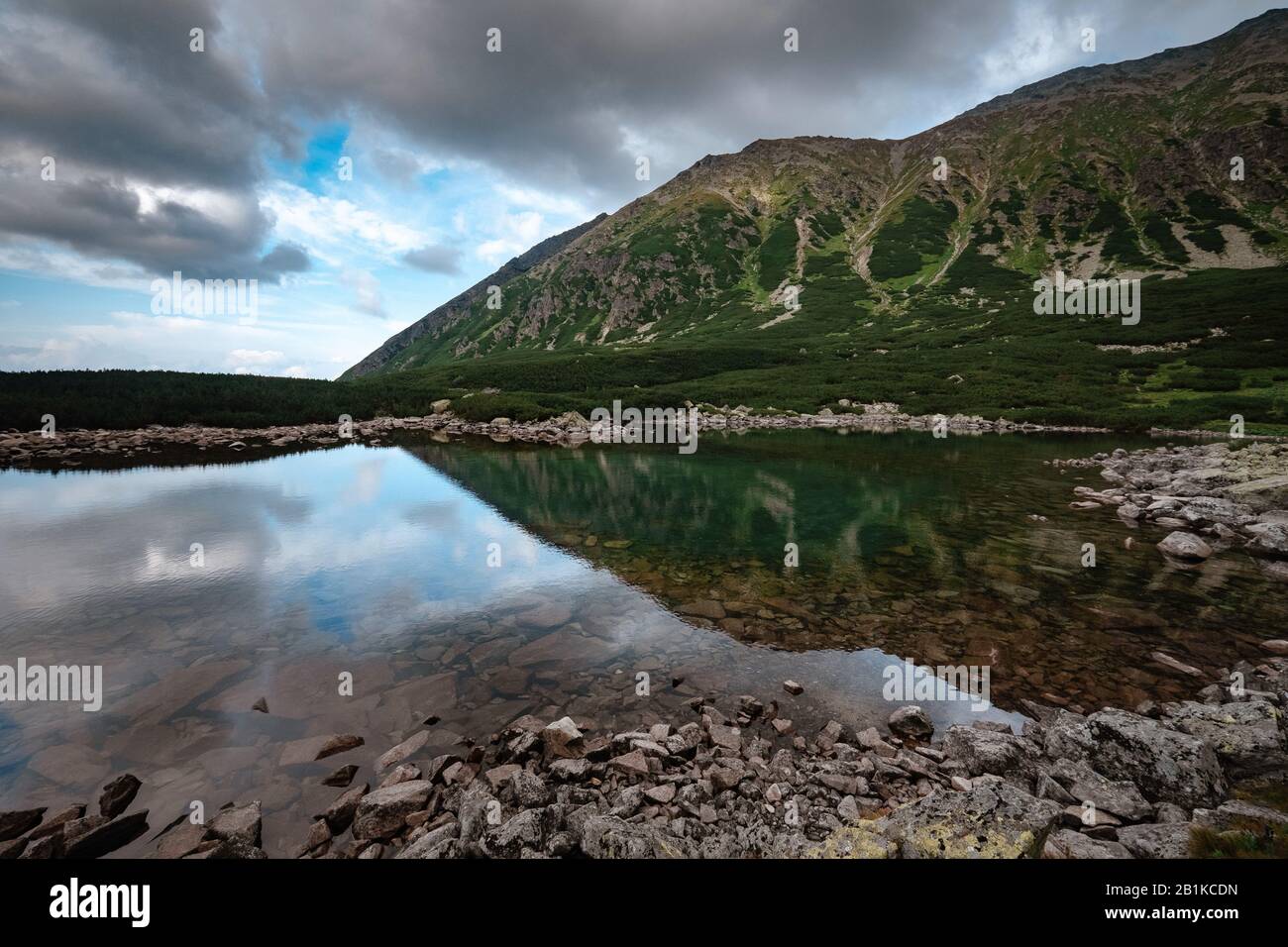 Czarny Staw Gasienicowy Nelle Montagne Tatra Polonia. La rete mondiale Di Riserve della biosfera dell'UNESCO. Valle Dei Cinque Laghi. Splendida Vista Panoramica. Europa N Foto Stock