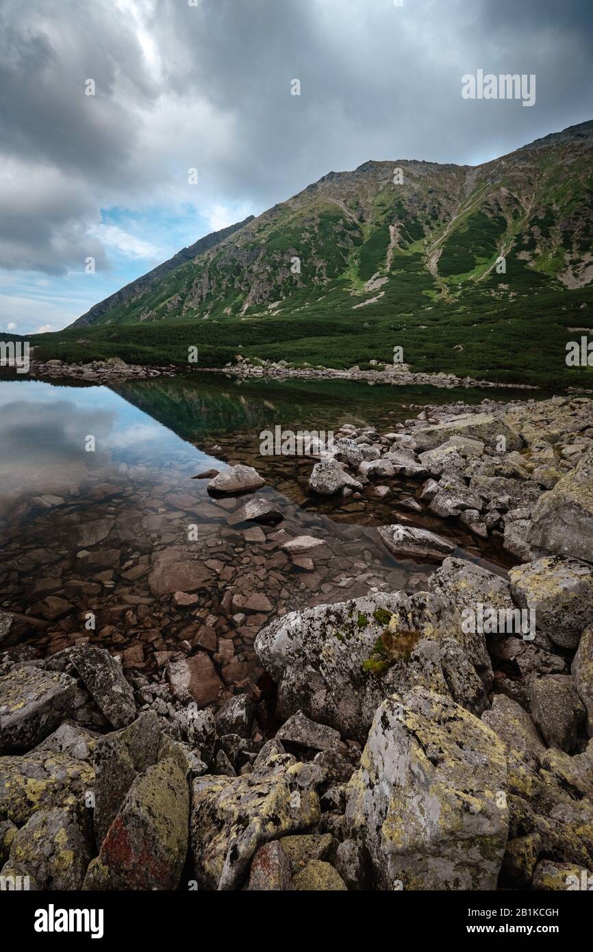 Czarny Staw Gasienicowy Nelle Montagne Tatra Polonia. La rete mondiale Di Riserve della biosfera dell'UNESCO. Valle Dei Cinque Laghi. Splendida Vista Panoramica. Europa N Foto Stock
