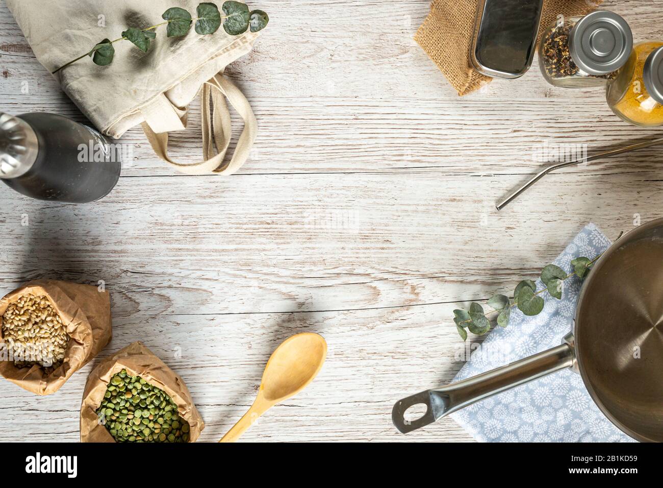 accessori per una cucina priva di rifiuti tossici e inutili, vista dall'alto con spazio al centro Foto Stock