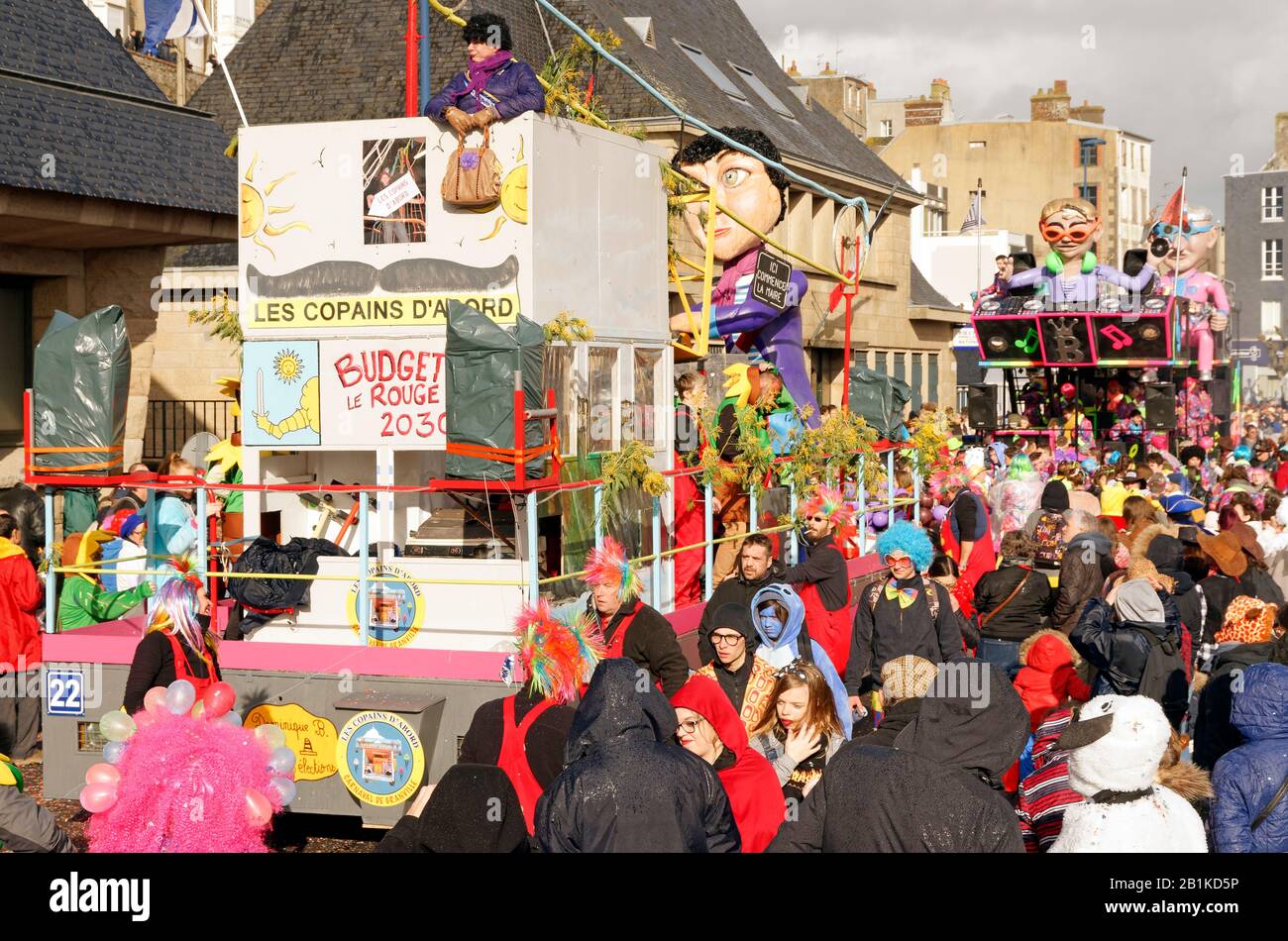 Granville Carnevale, sfilata di carnivalisti e galleggianti nelle strade della città (Manica, Normandia, Francia). Foto Stock