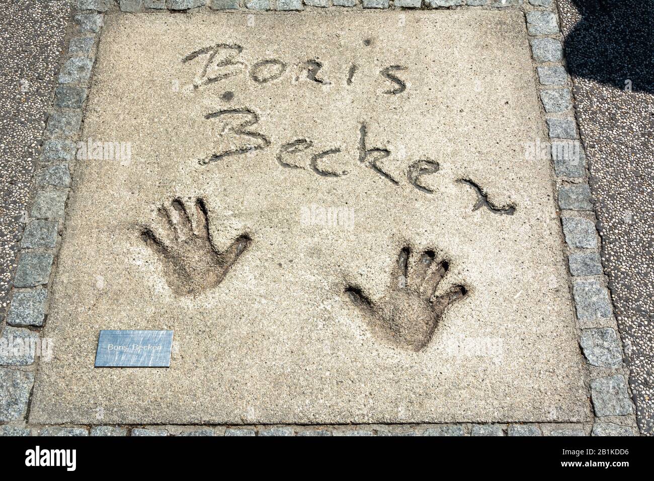 Monaco Di Baviera, Germania – 1° Luglio 2016. Mark of German ex World No. 1 giocatore di tennis professionale Boris Becker con le mani e le sigle nel calcestruzzo a th Foto Stock