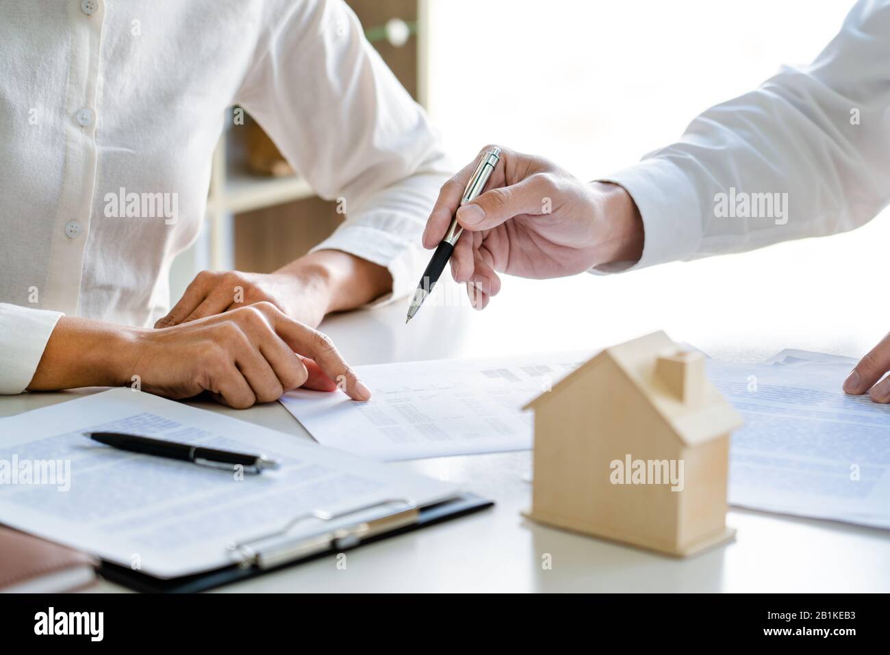 agente immobiliare per il broker di meeting dei dipendenti per il contatto con appartamento e la firma del contratto di documento Foto Stock