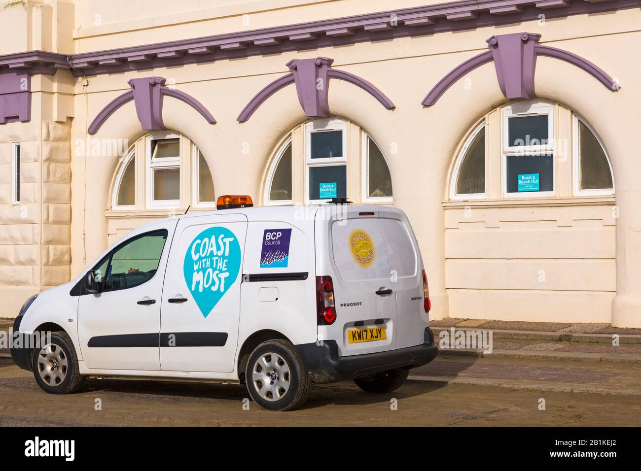 BCP Council van, Peugeot partner van, con Coast con il logo Più sul lato parcheggiato fuori dagli uffici fronte mare a Bournemouth, Dorset UK nel mese di febbraio Foto Stock