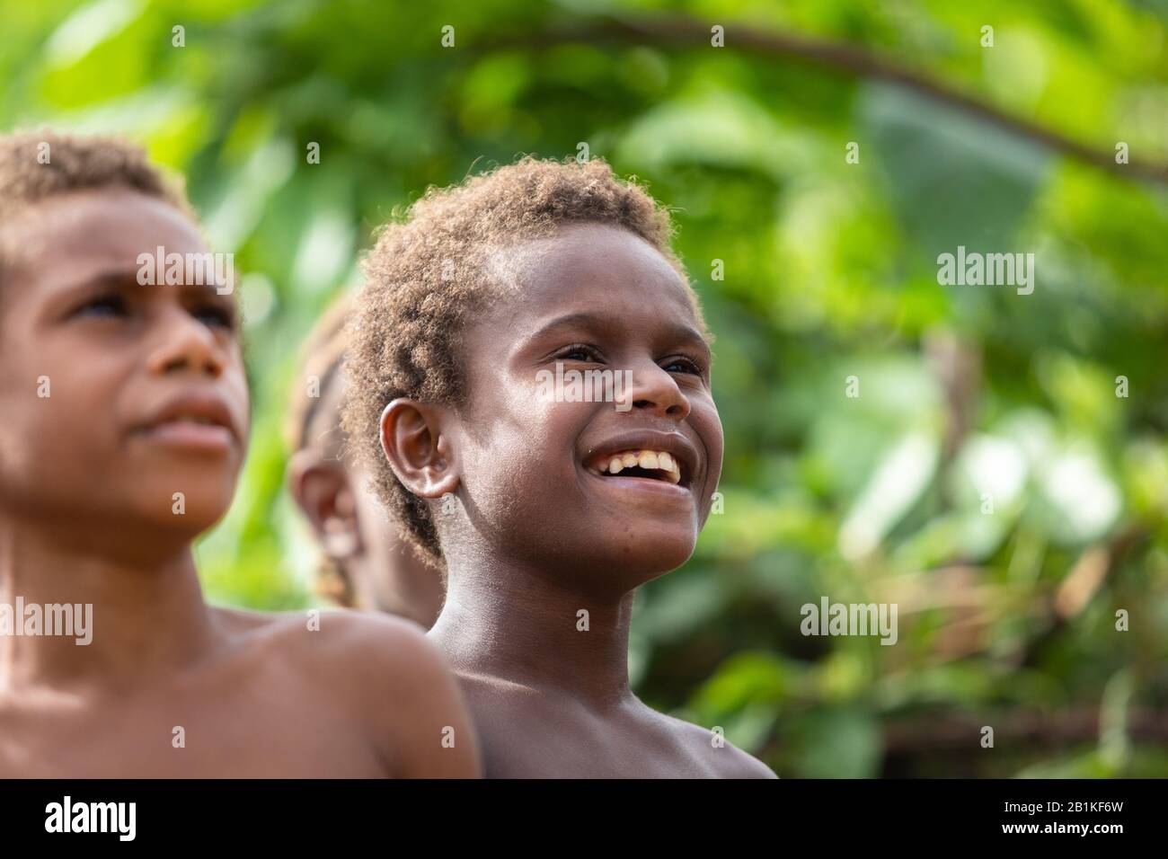 Isola di Pentecoste Vanuatu, Pacifico del Sud, Oceania : ritratto di ragazzo melanesiano che guarda sorridendo Foto Stock