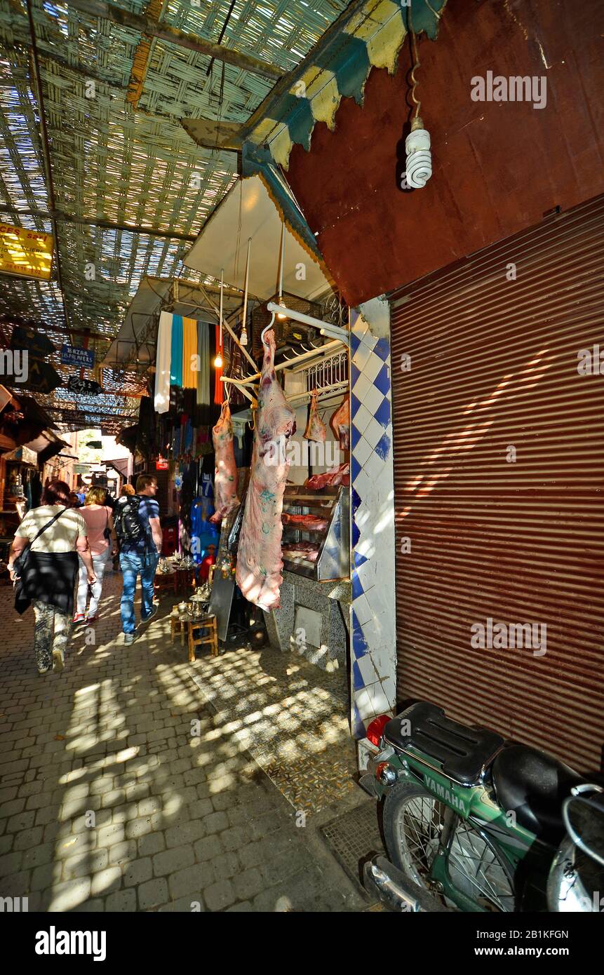 Marrakech, Marocco - Novembre 22nd 2014: Persone non identificate nel souk della vecchia parte chiamata Medina Foto Stock