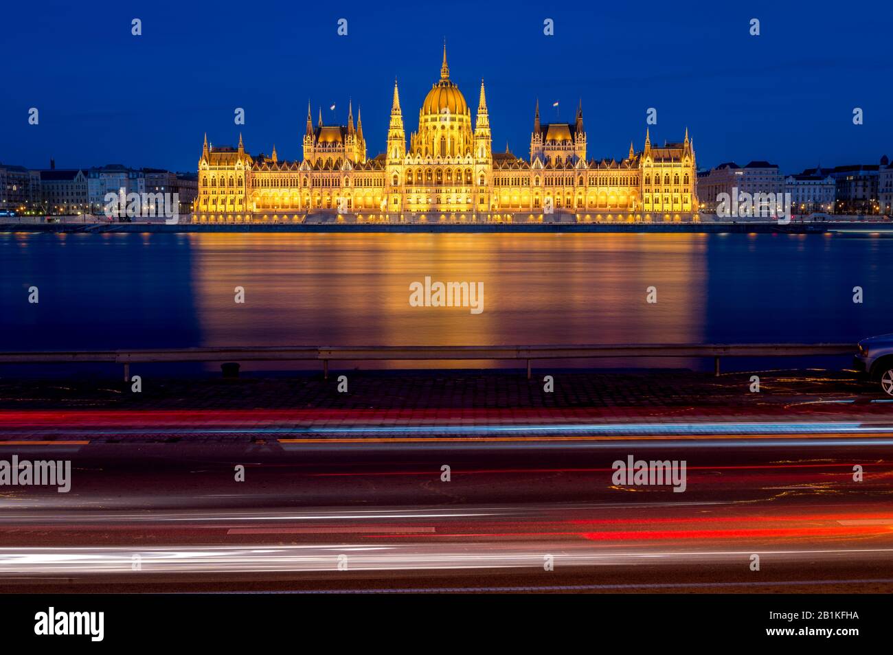 Lunga esposizione del Parlamento ungherese a Budapest con il Danubio all'alba Foto Stock