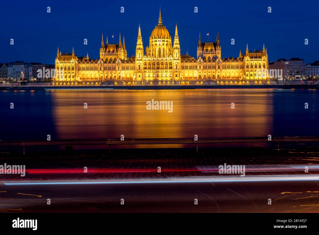 Lunga esposizione del Parlamento ungherese a Budapest con il Danubio all'alba Foto Stock