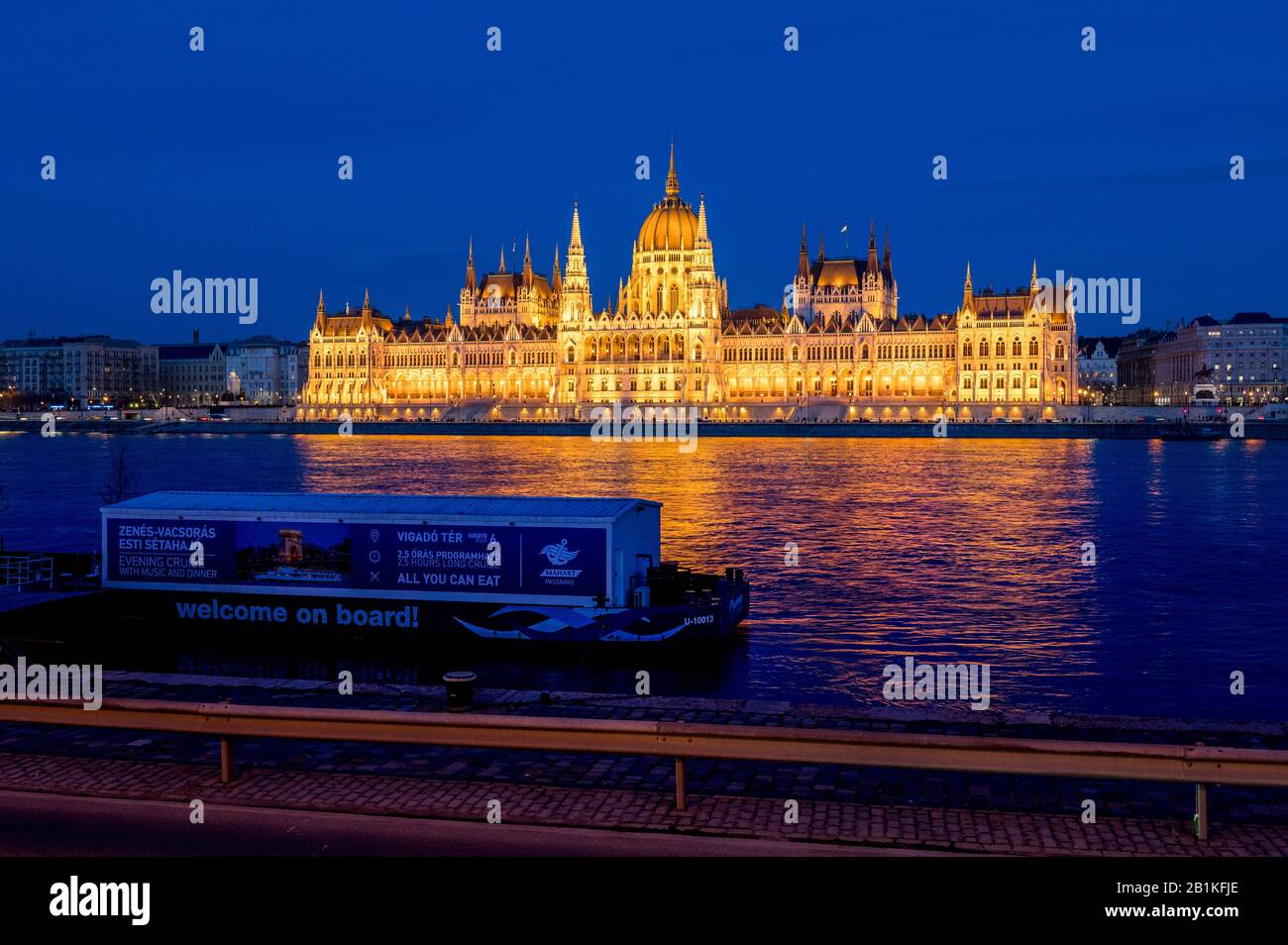 Lunga esposizione del Parlamento ungherese a Budapest con il Danubio all'alba Foto Stock