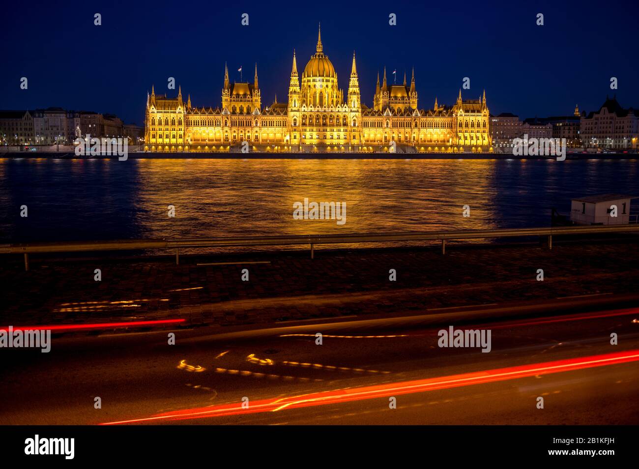 Lunga esposizione del Parlamento ungherese a Budapest con il Danubio all'alba Foto Stock