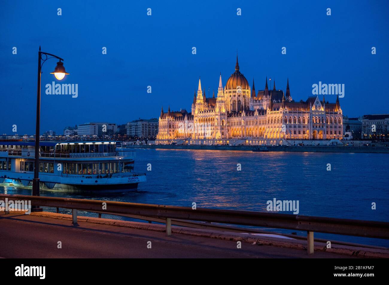 Lunga esposizione del Parlamento ungherese a Budapest con il Danubio all'alba Foto Stock