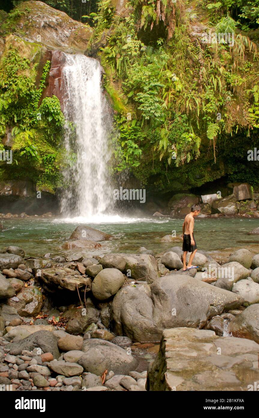 Le cascate di Dampalit sono una destinazione turistica locale per coloro che vivono nella zona di Los Banos. Essendo vicino a Manila ha attratto turisti locali. Foto Stock