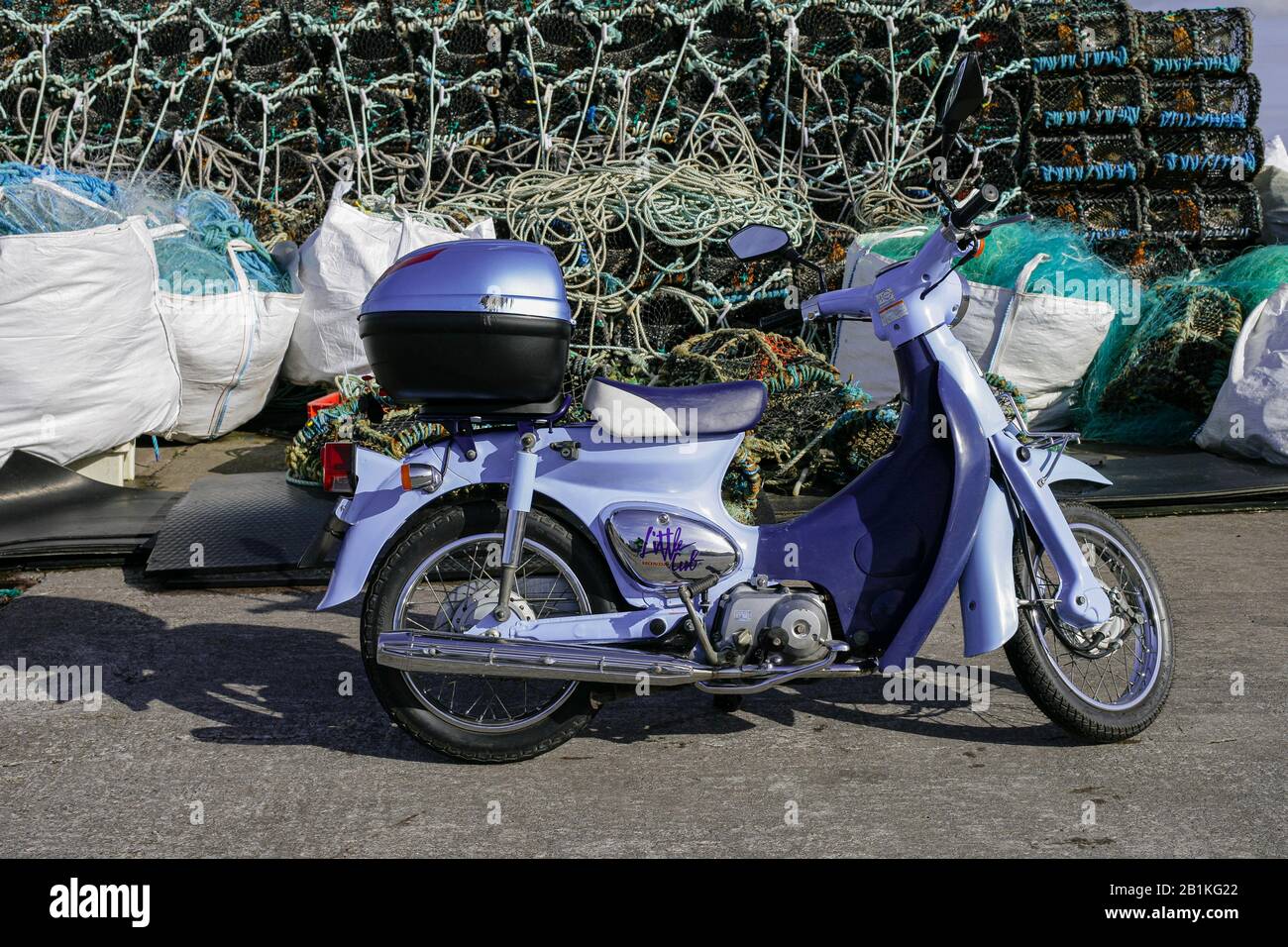 Honda Little Cub monoposto moto a Portmagee, County Kerry, Irlanda Foto Stock