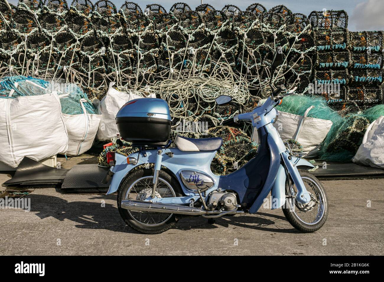 Honda Little Cub monoposto moto a Portmagee, County Kerry, Irlanda Foto Stock