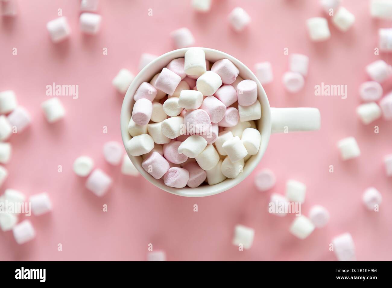 Mini marshmallow rosa e bianco in tazza con cioccolata calda su sfondo rosa  Foto stock - Alamy