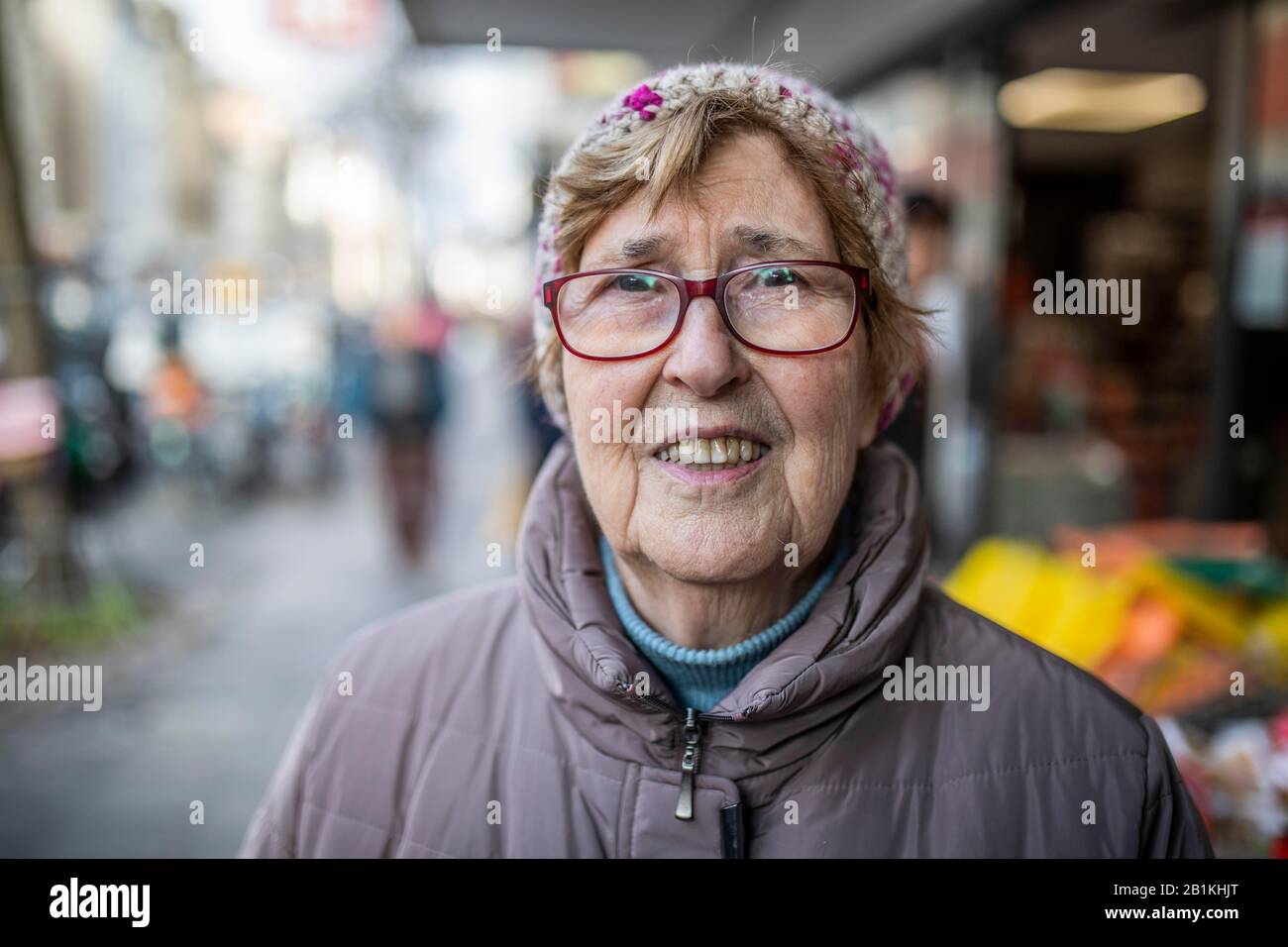Senior Citizen con occhiali e berretto, ritratto in città, Colonia, Renania Settentrionale-Vestfalia, Germania Foto Stock