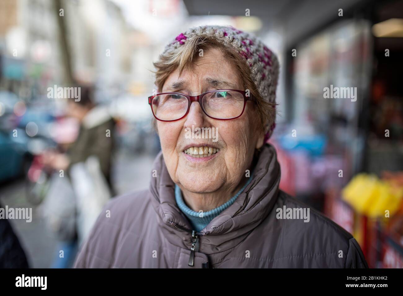 Senior Citizen con occhiali e berretto, ritratto in città, Colonia, Renania Settentrionale-Vestfalia, Germania Foto Stock