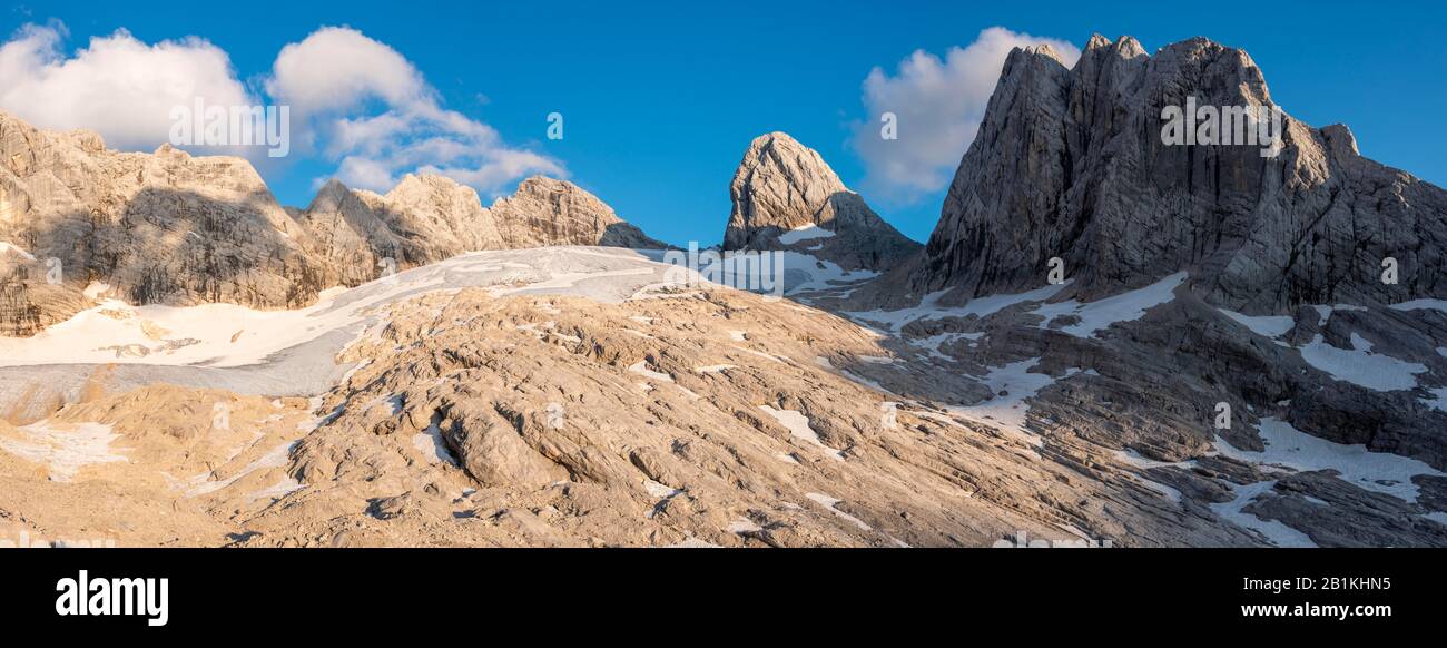 Paesaggio alpino, Grande Ghiacciaio di Gosau, montagne da sinistra a destra Torstein, Mitterspitz, Hoher e Niederer Dachstein, Hohes Kreuz, Salzkammergut Foto Stock