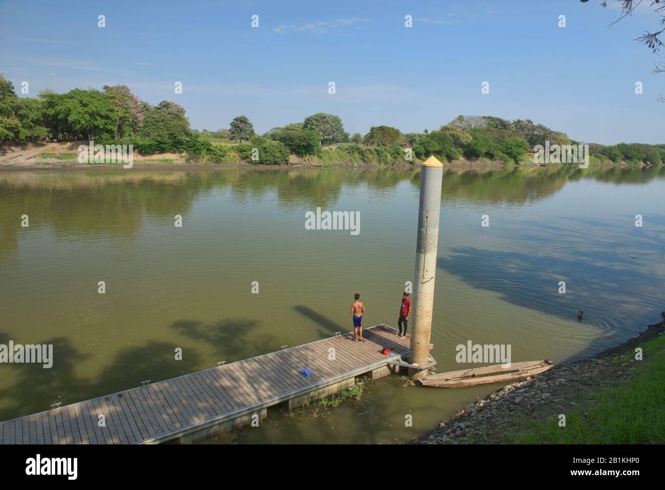 Vista sul fiume Magdalena in Santa Cruz de Mompox coloniale, Bolivar, Colombia Foto Stock