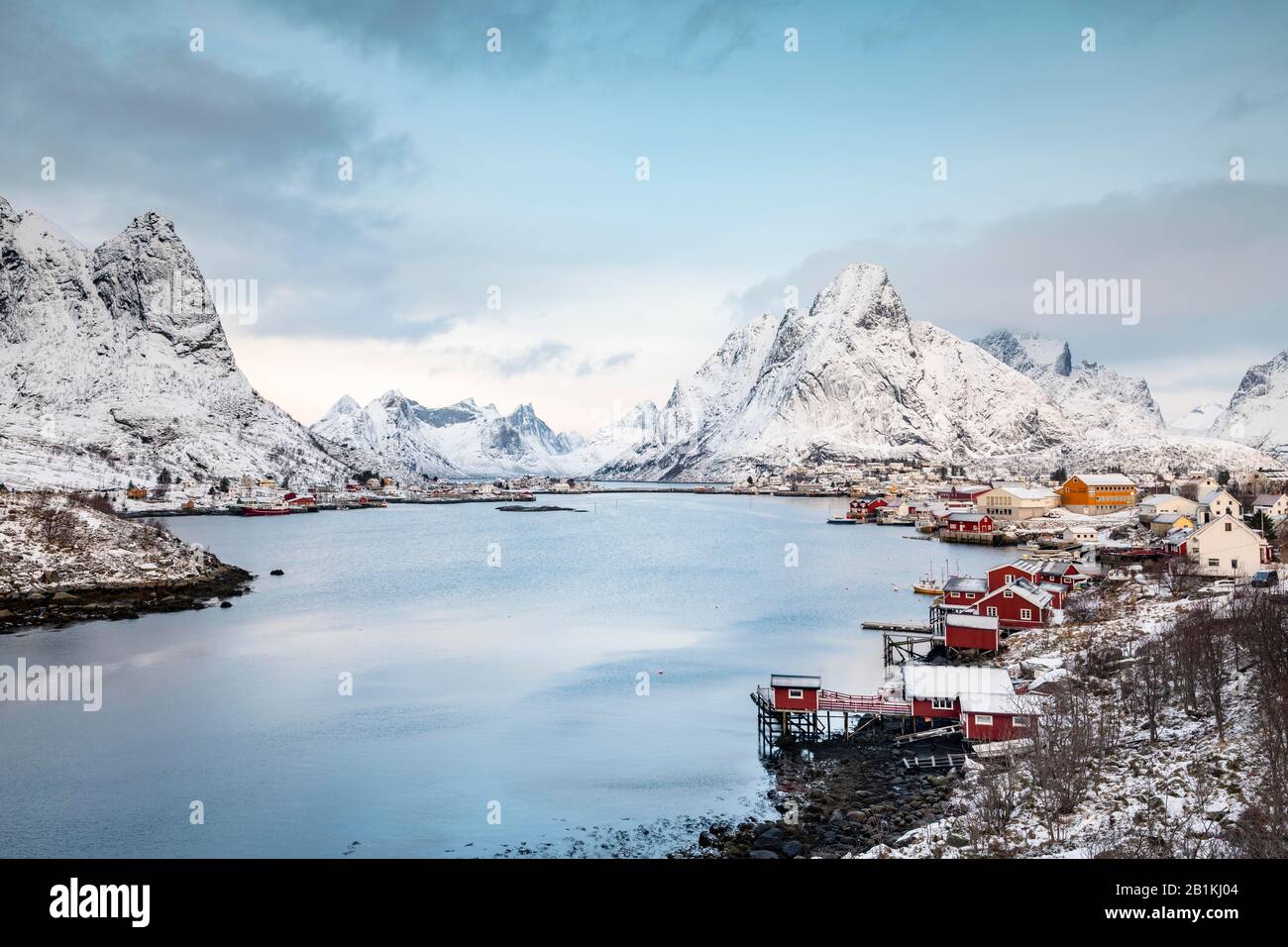 Villaggio di pescatori Reine in inverno, Reinefjord, Moskenesoy, Lofoten, Norvegia Foto Stock Villaggio di pescatori Reine in inverno, Reinefjord, Moskenesoy, Lofoten, Norvegia Foto Stock