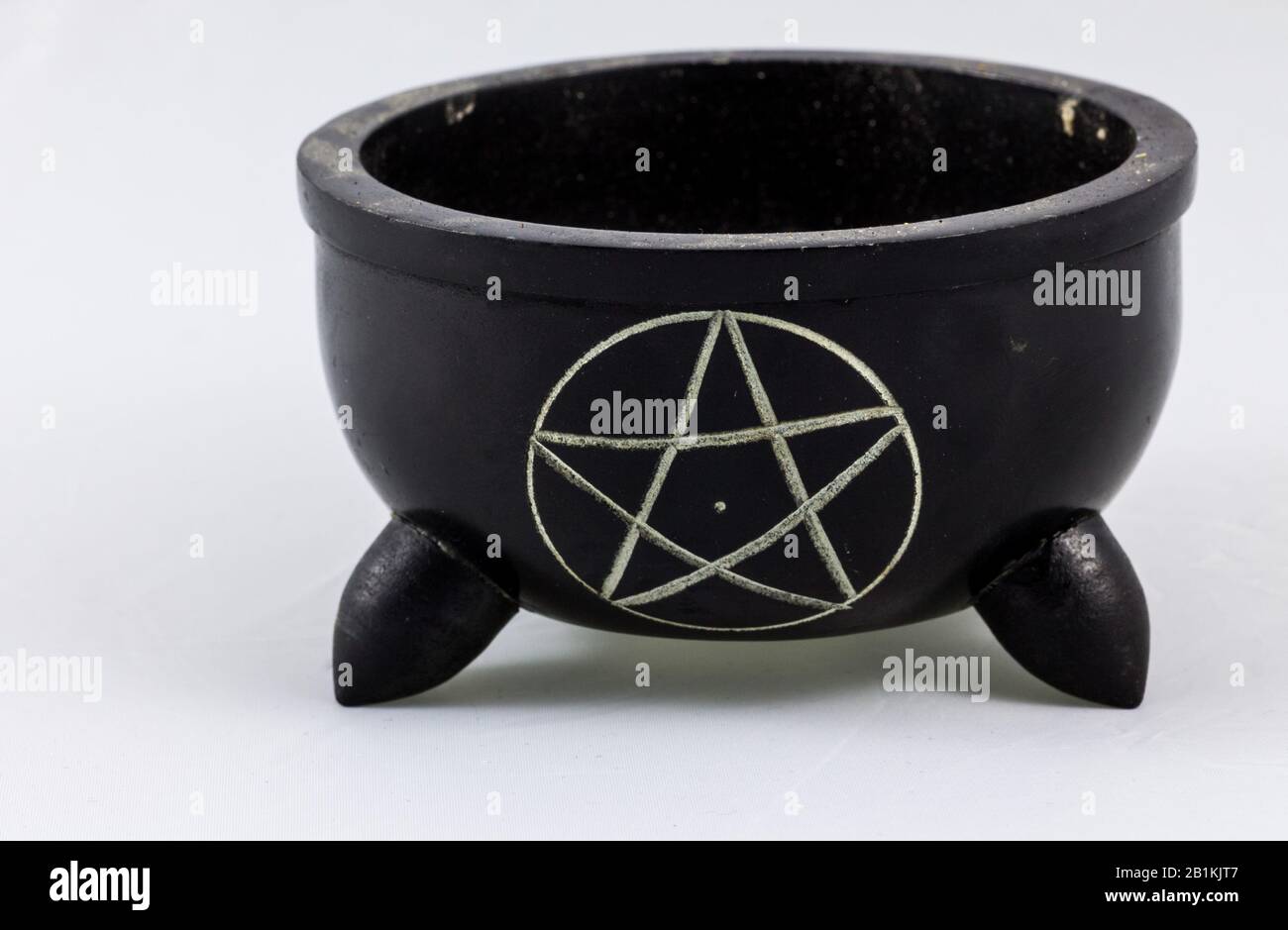 calderone che brucia incenso per un rituale magico Foto Stock