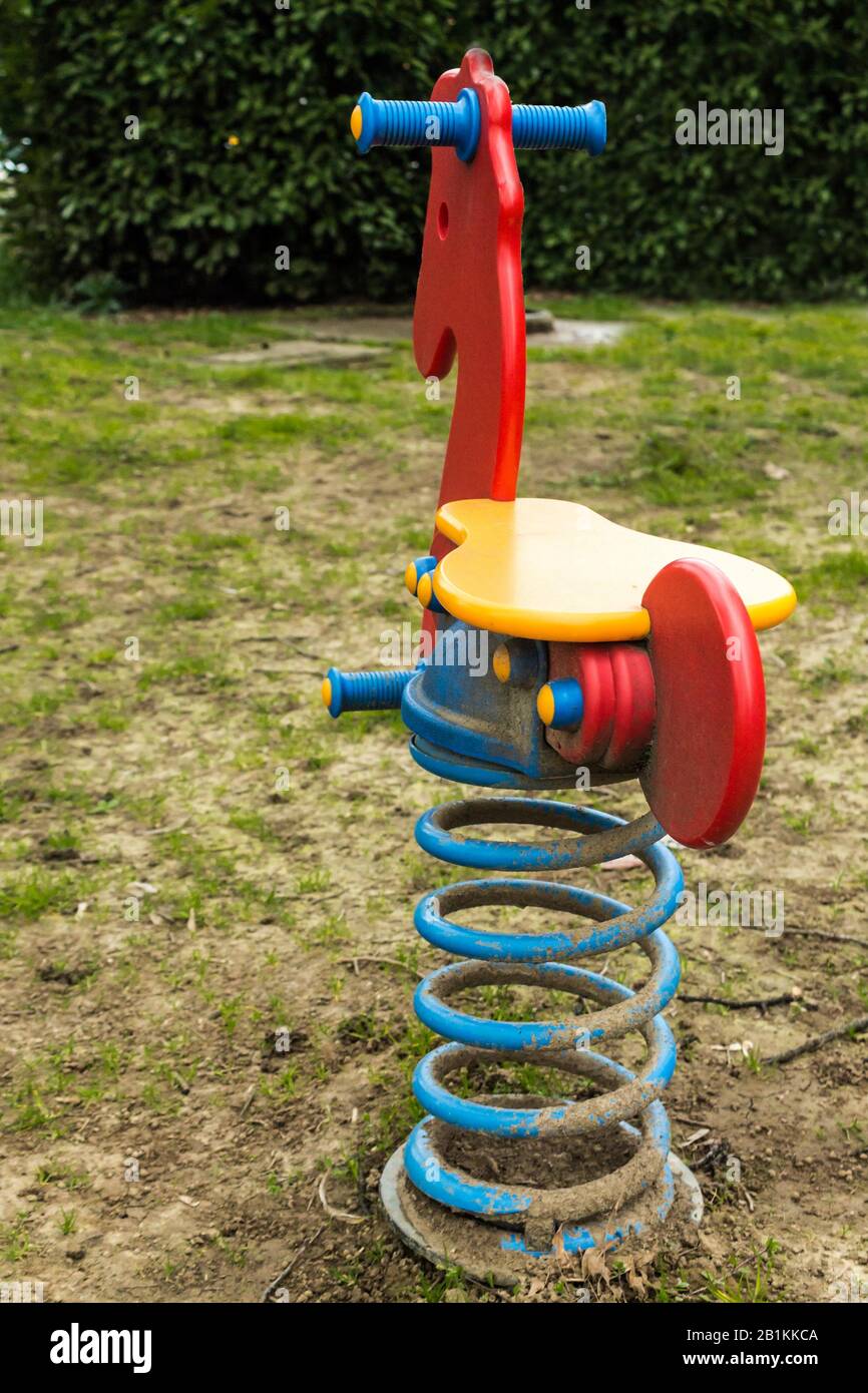 cavallo a dondolo con la primavera al parco Foto Stock