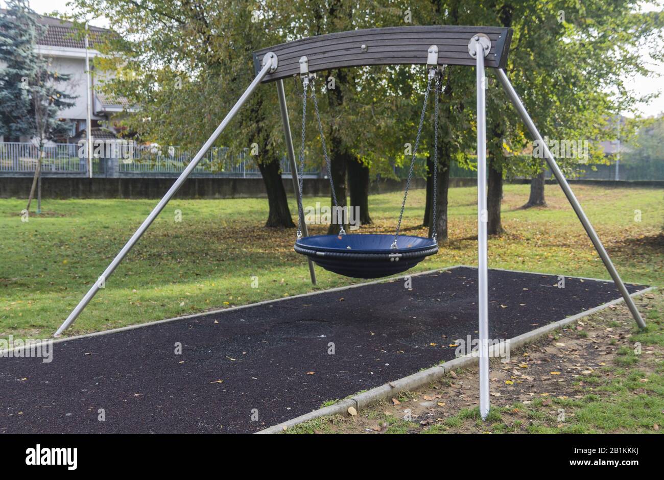 fai swing e scivola nel parco giochi Foto Stock