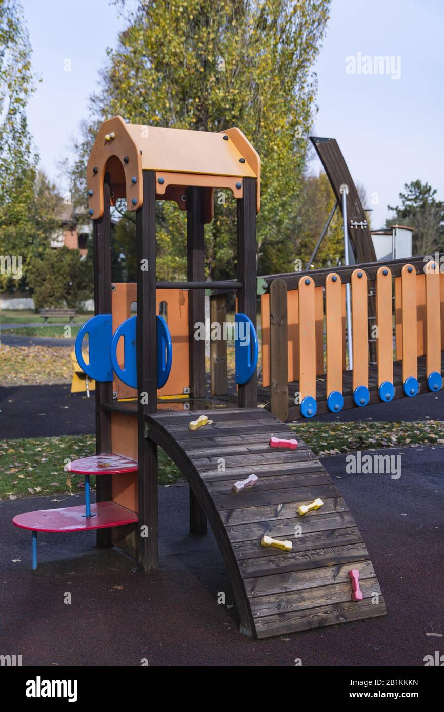 fai swing e scivola nel parco giochi Foto Stock