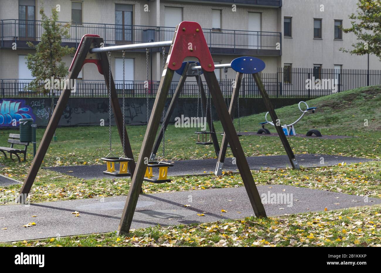 fai swing e scivola nel parco giochi Foto Stock