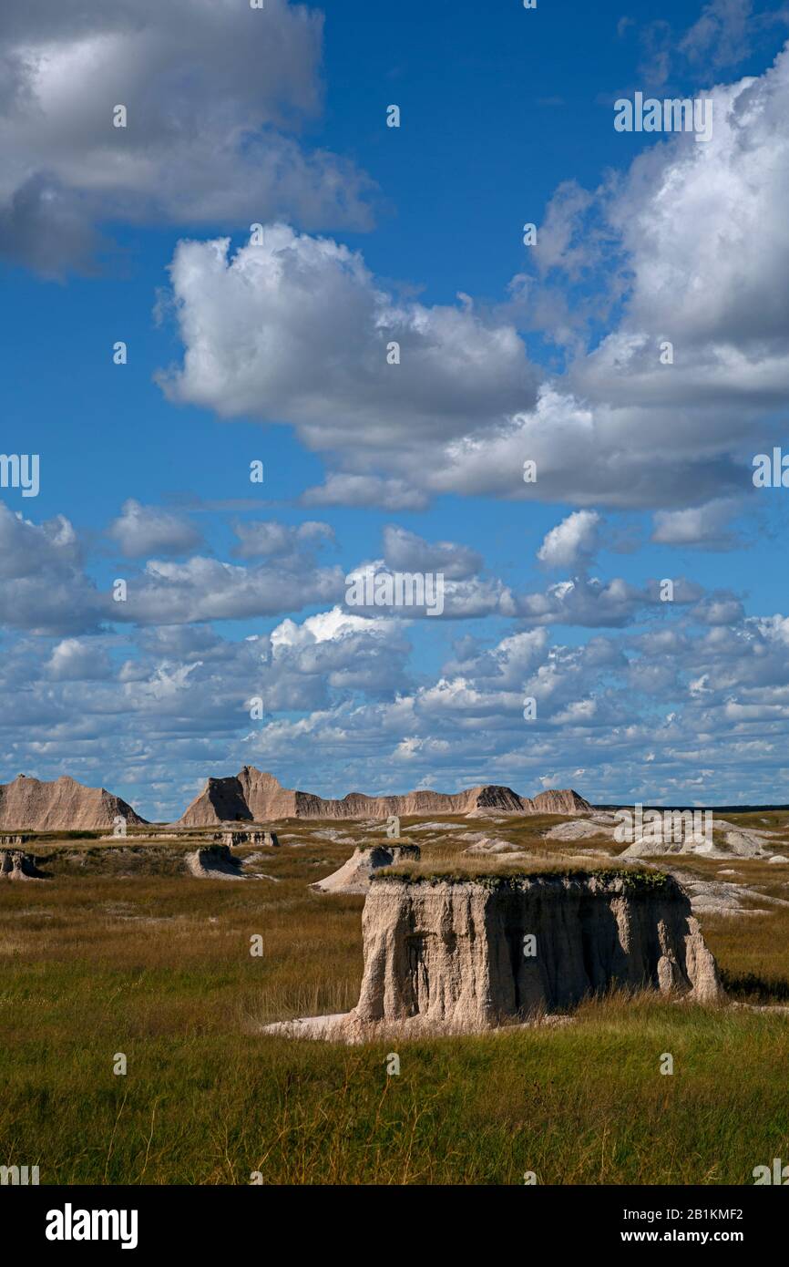 SD00214-00...SOUTH DAKOTA - Buttes e creste affilate che si stacchino dalla terra delle praterie al Badlands National Park. Foto Stock