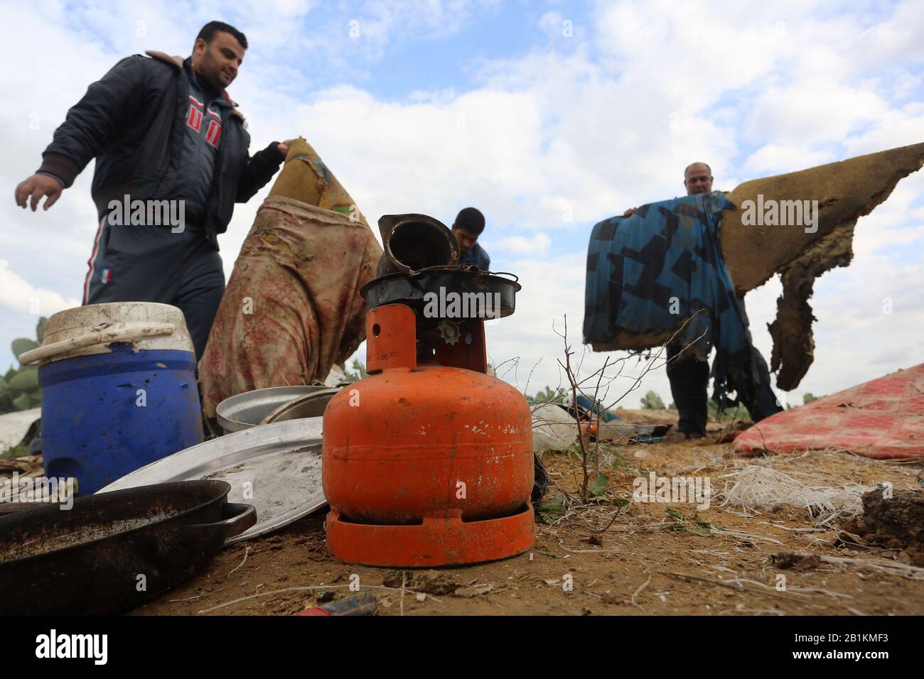 I palestinesi ispezionano il sito dopo un attacco aereo israeliano a Khan Yunis nella striscia meridionale di Gaza, il 25 febbraio 2020. Foto Di Abed Rahim Khatib Foto Stock
