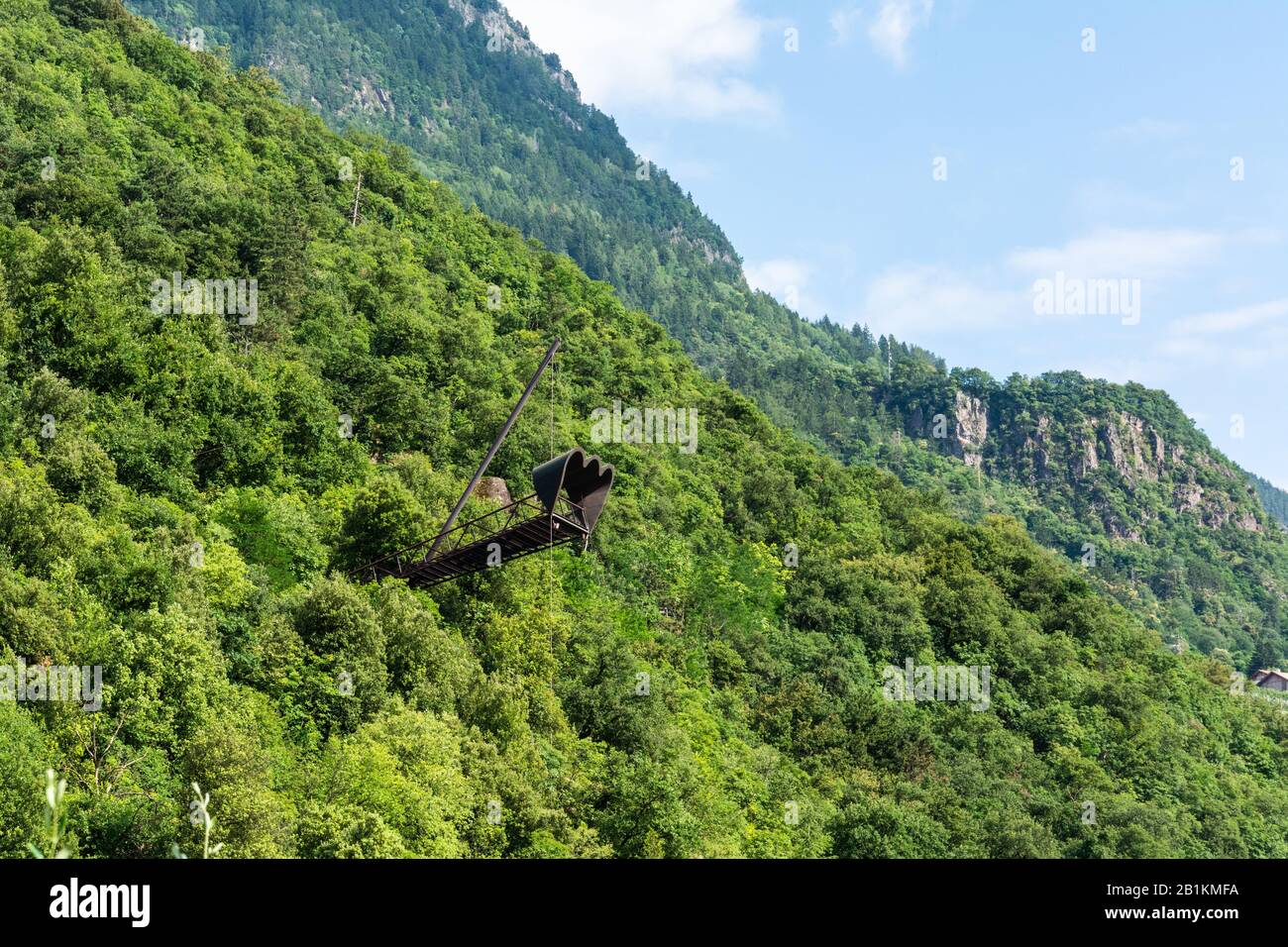 Merano, Alto Adige, Italia – 4 Luglio 2016. Paesaggio montuoso con la piattaforma panoramica il Binocolo nei Giardini del Castello di Trauttmansdorff a Merano, Foto Stock