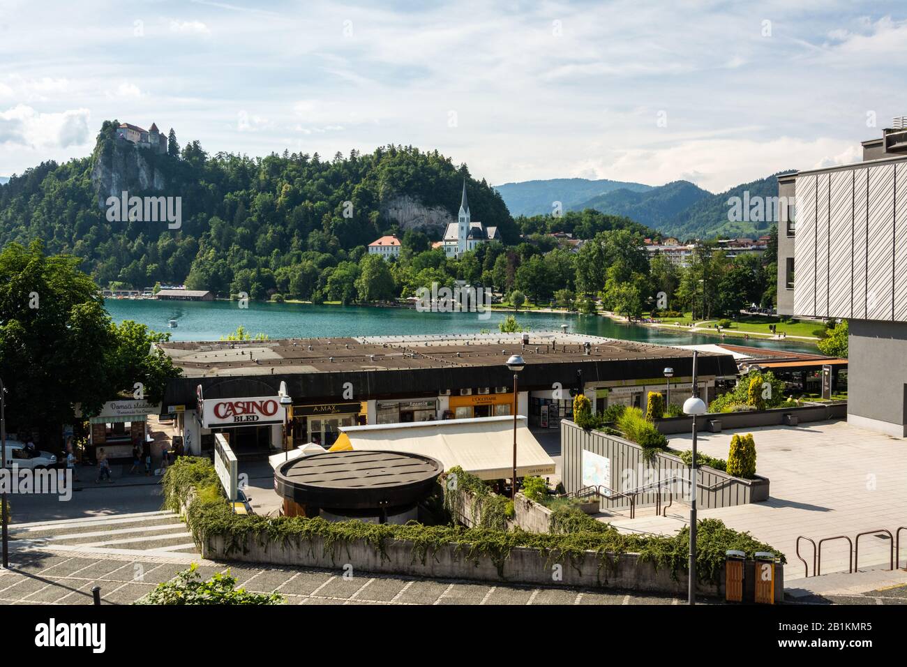 Bled, Slovenia – 5 Luglio 2019. Street view a Bled, Slovenia, verso il Castello di Bled, con edifici moderni e tradizionali, proprietà commerciali e. Foto Stock