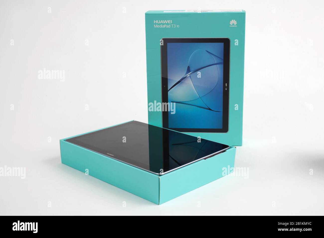 Huawei mediapad T3 ha confezionato un tablet su sfondo bianco Foto Stock