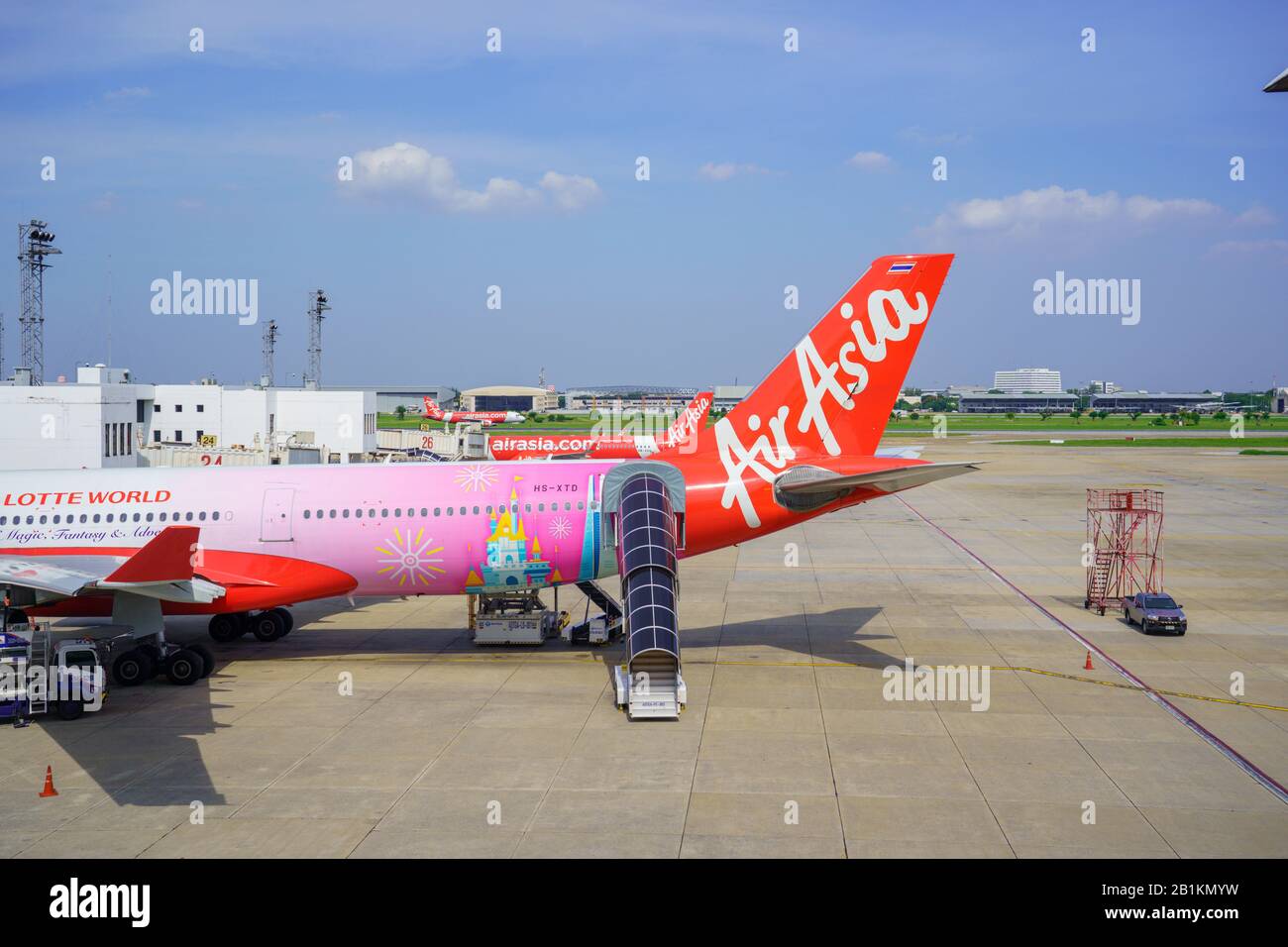 Don MUEANG INTERNATIONAL AIRPORT DMK, DON MUEANG/THAILANDIA-12 LUGLIO: Aereo aereo aereo aereo aereo aereo aereo tailandese airasia L'aereo è parcheggio baia sulla pista Terminal Foto Stock