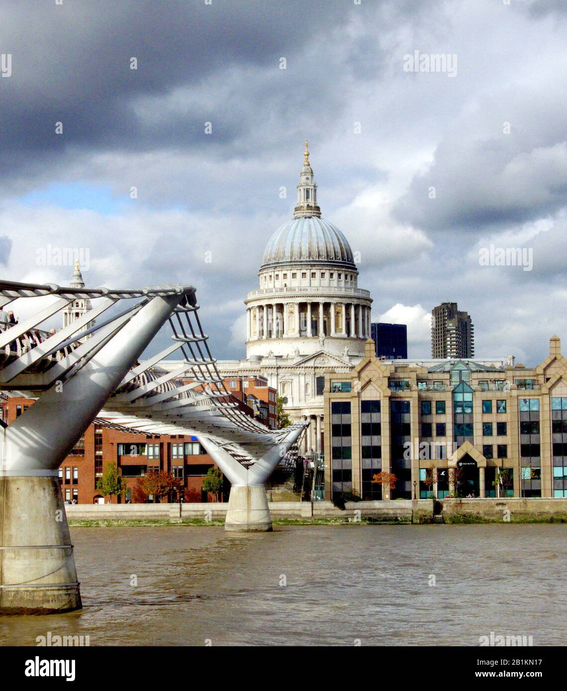 Il Millennium Foot Bridge attraversa il Tamigi verso la cattedrale St Paul di Sir Christopher Wren, Londra, Inghilterra. Foto Stock