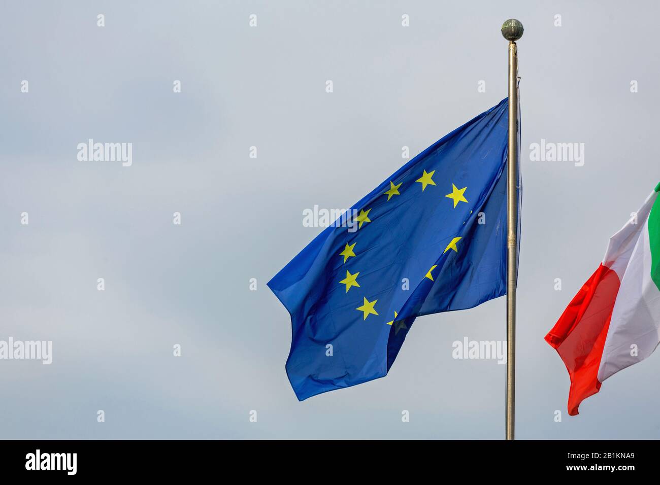 Unione Europea Unione Europea e bandiere italiane insieme Foto Stock