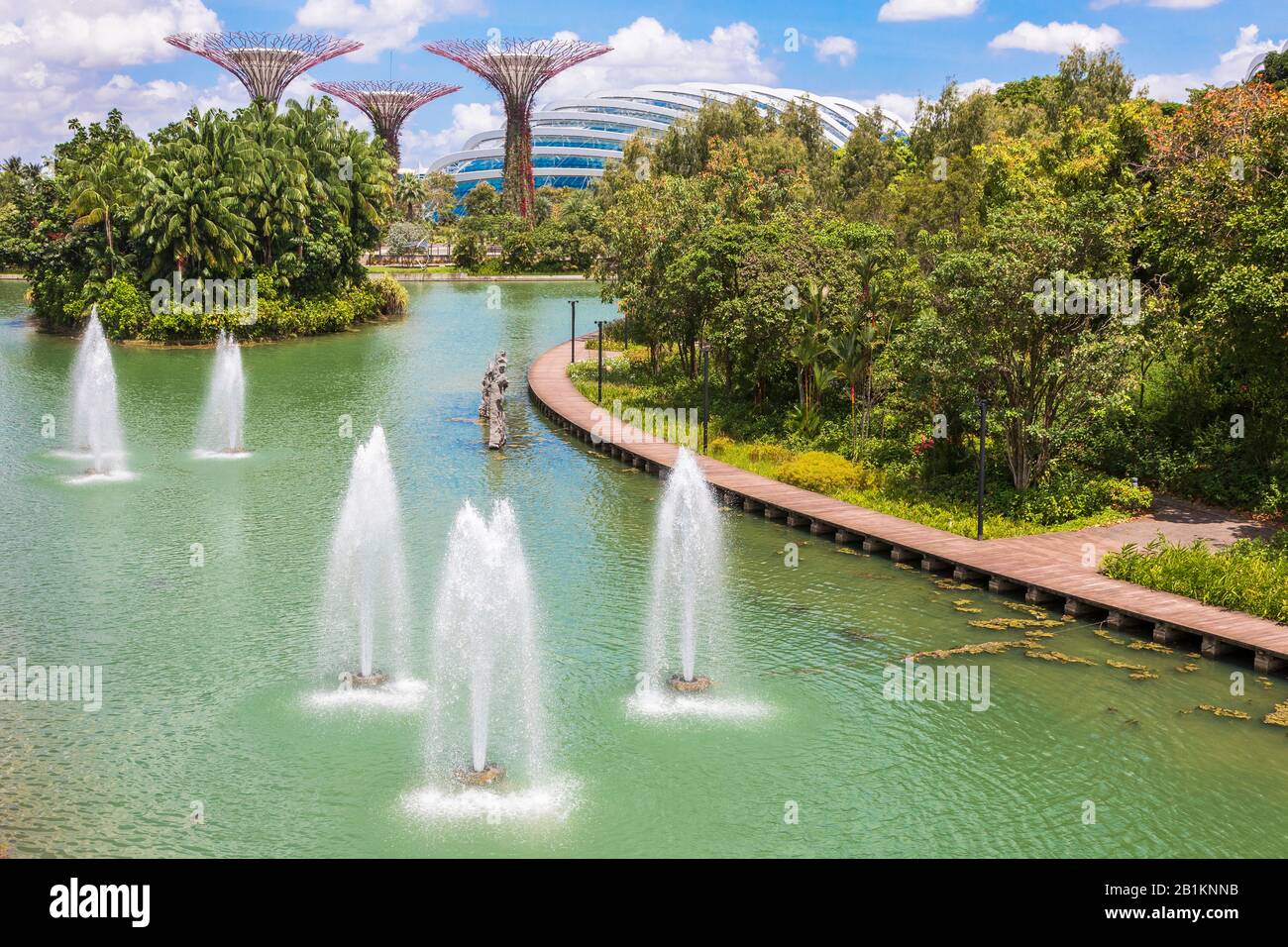 Fontane d'acqua nei Giardini sulla Baia, Singapore con il superalbero boschetto e serra più fresca sullo sfondo, Singapore, Asia Foto Stock