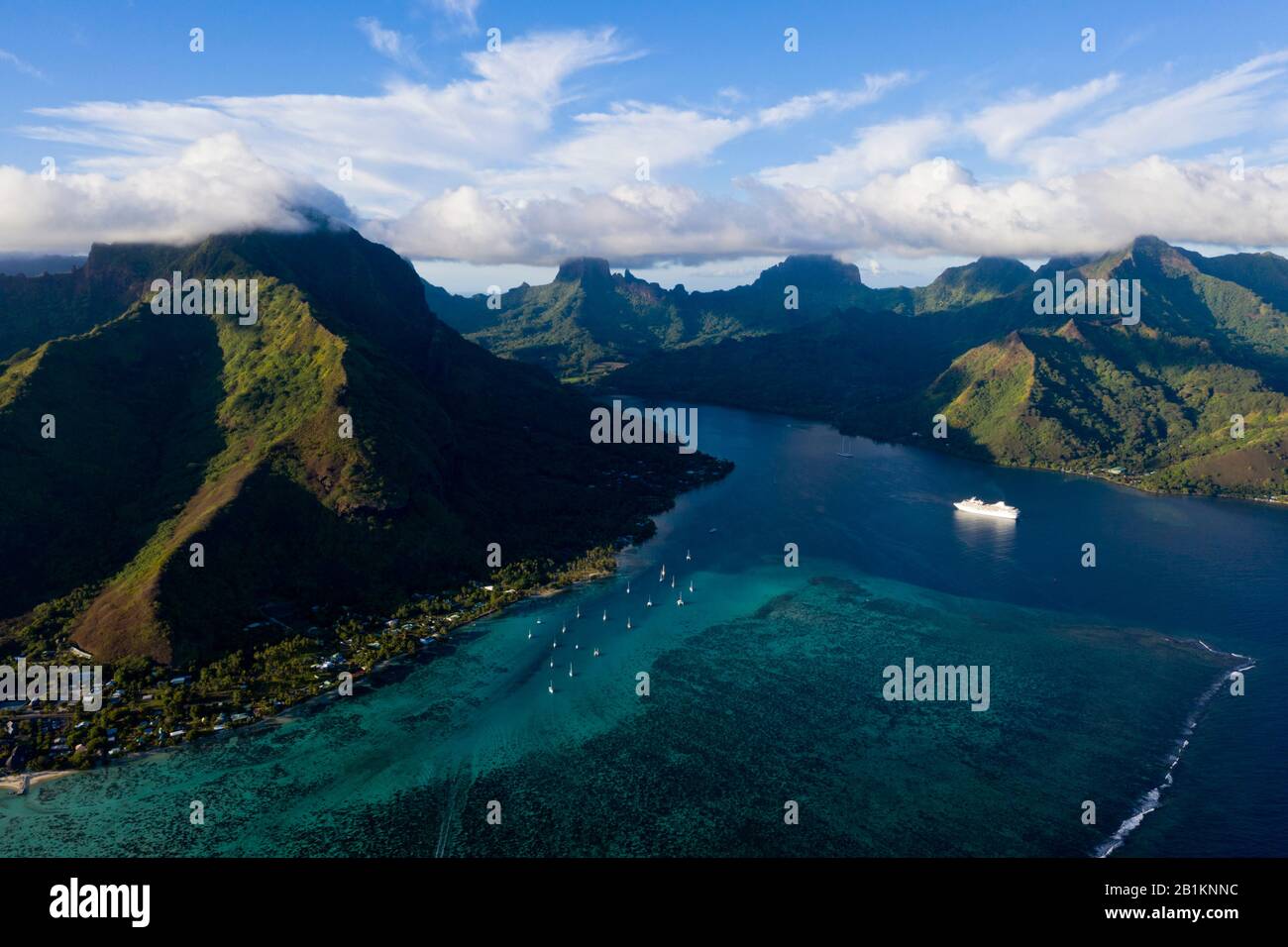 Veduta Aerea Della Baia Di Opunohu, Moorea, Polinesia Francese Foto Stock