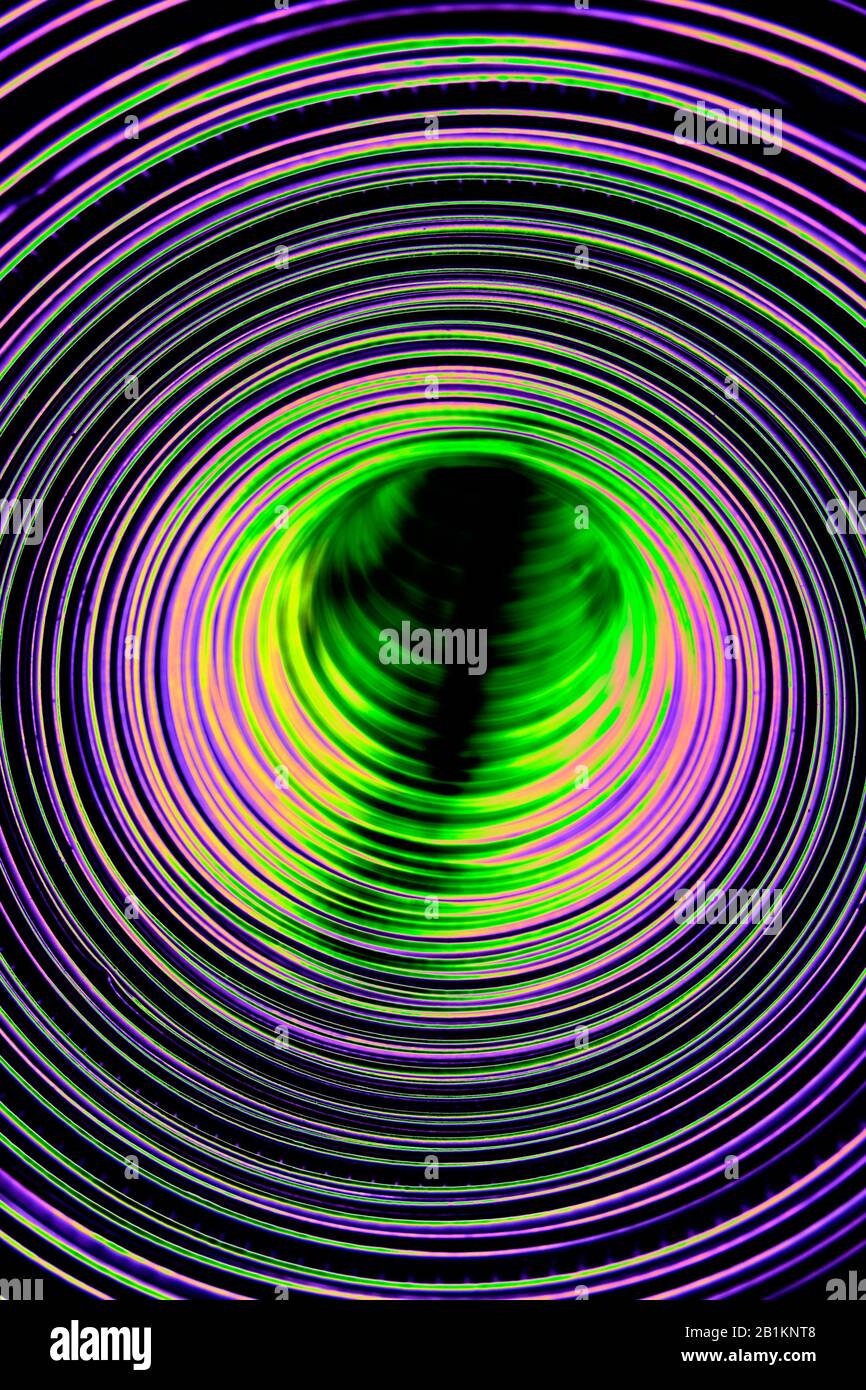 Tondo metallico in tunnel di colori psichedelici. Abstract background. Foto Stock