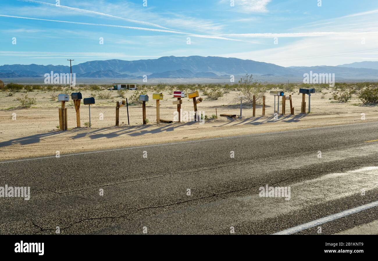 Cassette postali sul bordo della strada danneggiata attraverso il deserto del Nevada. Foto Stock