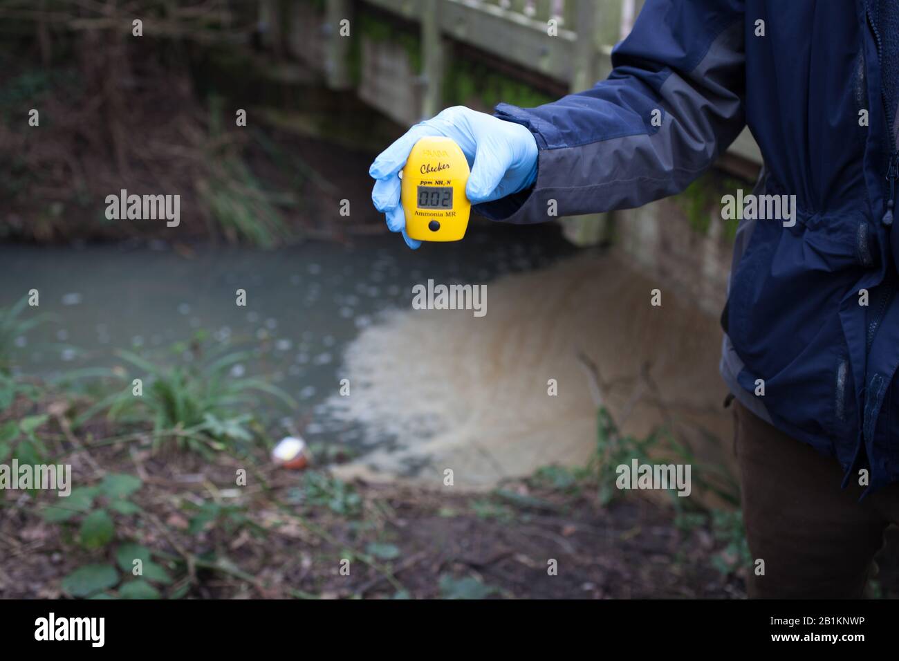 Il fiume Madley Brook è testato per l'inquinamento a Witney, nell'Oxfordshire occidentale, nel Regno Unito Foto Stock