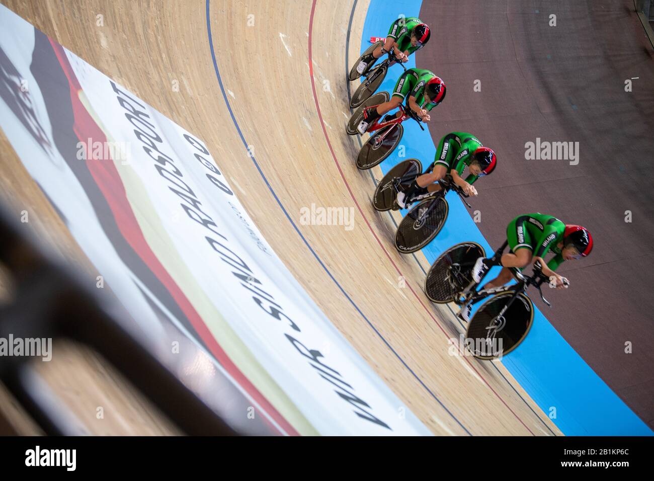 Berlino, Germania. 26th Feb, 2020. Ciclismo/pista: Campionato del mondo, team Pursuit, donne, qualifica: La squadra irlandese, composta da Alice Sharpe, Lara Gillespie, mia Griffin e Kelly Murphy, corse in pista. Credito: Sebastian Gollnow/Dpa/Alamy Live News Foto Stock