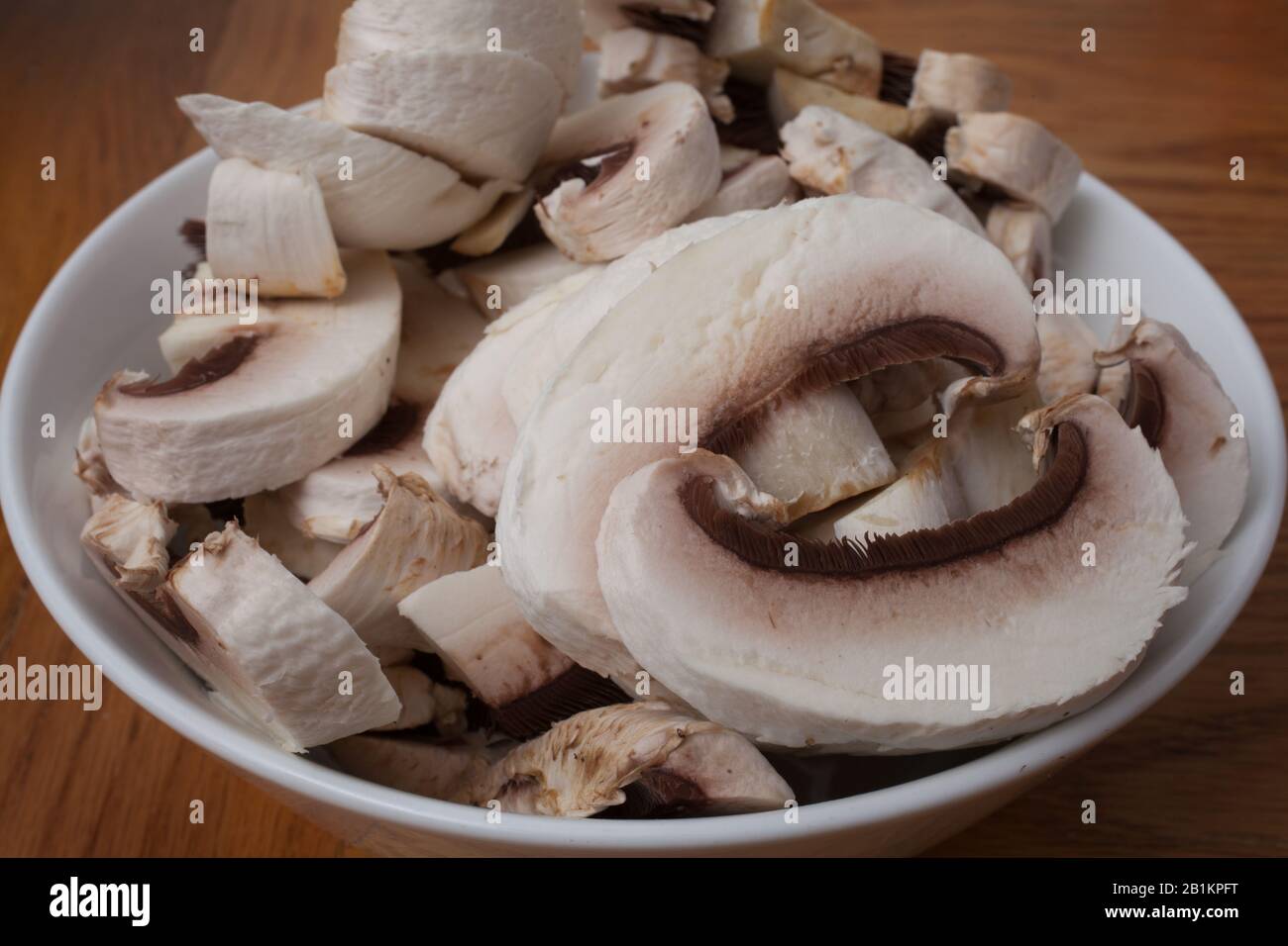 Funghi crudi a fette pronti per la cottura Foto Stock